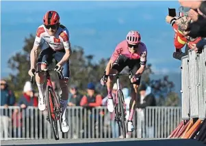  ?? PHOTO : AFP ?? Mattias Skjelmose devant Neilson Powless au sommet du mont Bouquet|