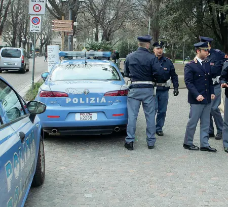  ??  ?? Intervento Alcuni uomini della squadra Volante impegnati in alcuni controlli nella zona tra piazza Magnago e parco Stazione