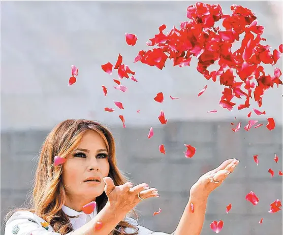  ?? REUTERS ?? Melania lanzó pétalos en honor a Gandhi.