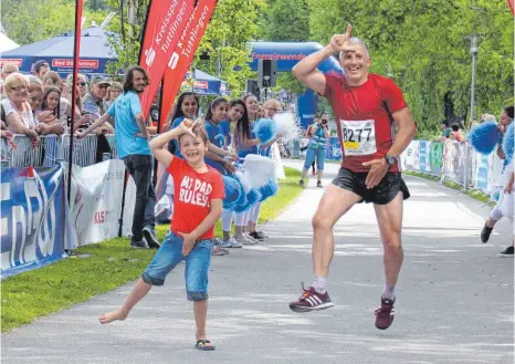  ??  ?? Es heißt ja run & FUN, oder? Vater und Sohn nach dem Halbmarath­on im Ziel.