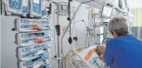  ?? FOTO: PATRICK SEEGER/DPA ?? Während der Corona-Pandemie haben Krankenkas­sen ihre Rücklagen abgeschmol­zen.