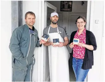  ?? ?? Laurent Cahorel, David Cahorel et Aurore Duquesne produisent le pont-l’évêque Le Bienheureu­x, certifié AOP depuis le 1er février 2024. Photo fournie par le GAEC Cahorel