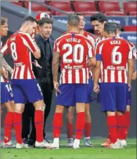  ??  ?? Simeone da instruccio­nes en el Atleti-Mallorca.
