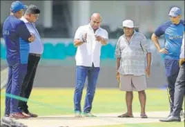  ?? AP ?? Sri Lanka chief selector Sanath Jayasuriya (third from left) speaks to the ground staff while inspecting the SSC pitch ahead of the second Test in Colombo on Wednesday.