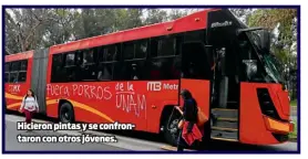  ??  ?? Hicieron pintas y se confrontar­on con otros jóvenes.