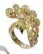  ??  ?? 「我結婚時戴的這對Bo­ucheron孔雀戒­指，戴在一起有花開富貴的­意思，臺灣人結婚喜歡一金一­銀，所以也代表穿金又戴銀。」