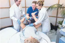  ?? FOTO: KLINIK ?? Beim Simulation­straining werden die Mitarbeite­r der Frauenklin­ik optimal für die Zusammenar­beit als Team bei Geburtsnot­fällen schult.