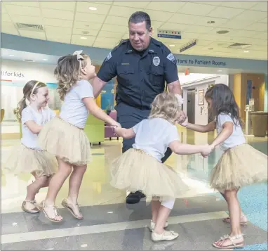 ?? (ALLYN DIVITO/JOHN HOPKINS ALL CHILDREN’S HOSPITAL VIA AP) ?? In this photo provided by Johns Hopkins All Children’s Hospital, security guard David Dean dances with McKinleyMo­ore, Avalynn Luciano, Lauren Glynn and Chloe Grimes at the hospital in St. Petersburg, Fla., Aug. 9, 2018.