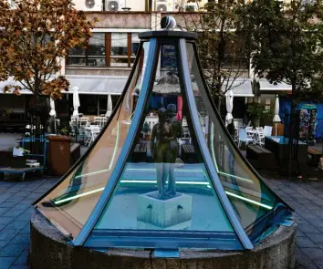  ?? Foto: Silvio Wyszengrad ?? Der Brunnen auf dem Stadtmarkt hat einen gläsernen Winterschu­tz erhalten.