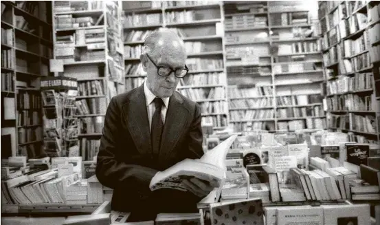  ?? Eurico Dantas/Agência O Globo ?? Carlos Drummond de Andrade na livraria carioca Leonardo da Vinci, em 1982