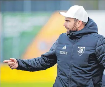  ?? FOTO: ROLF SCHULTES ?? Steffen Wohlfarth ist seit dieser Saison nicht nur Trainer, sondern auch Sportliche­r Leiter des Fußball-Oberligist­en FV Ravensburg.