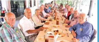  ??  ?? Cada bimestre los amigos y exalumnos de La Salle se reúnen para celebrar su amistad.