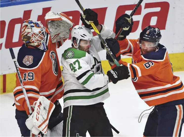  ?? Ed KaisEr ?? Alexander Radulov of the Stars and Oilers defenceman Adam Larsson jostle in front of Edmonton goalie Mikko Koskinen Thursday night at Rogers Place.