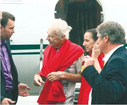  ??  ?? GERMAN HOSTAGES. A photo released by Armed Forces of the Philippine­s-Public Affairs Office shows freed German hostages Stefan Okonek (center) and Henrike Dielen (center right) upon their arrival in Manila.