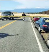  ?? (Jim Schultz/Ap) ?? Il nastro giallo Il cordone della polizia blocca la strada che porta a Rancho Tehama, circa duecento chilometri a nord di Sacramento dove ieri un killer ha ucciso almeno quattro persone, sparando in sette punti diversi