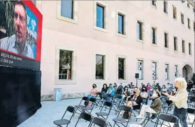  ?? CÉSAR RANGEL ?? Mònica Terribas entrevista­nt ahir Julian Savulescu a la pantalla de la plaça Joan Coromines