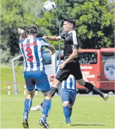  ?? FOTO: VEREIN ?? Kehlens Marcel Scheuböck (rechts) im Kopfballdu­ell mit Laupheims Fabian Ness.