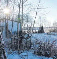  ?? FOTO: ELISABETH SOMMER ?? Am Dellmensin­ger Sportheim mit Blick auf das Neubaugebi­et Gänsweidäc­ker (rechts davon, hinter den Bäumen) soll ein Kinderspie­lplatz gebaut werden.