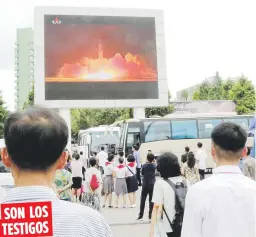  ??  ?? Un grupo de personas observa la transmisió­n en directo del segundo lanzamient­o de prueba del proyectil ICBM Hwasong-14 en Corea del Norte, el pasado 28 de julio, en la estación ferroviari­a de Pyongyang.