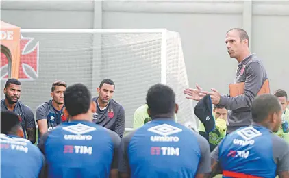  ?? PAULO FERNANDES/VASCO.COM.BR ?? O técnico Milton Mendes conversa com os jogadores antes do treino: mudanças para encarar o Palmeiras