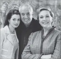  ??  ?? Anne Hathaway, Garry Marshall and Julie Andrews while filming “The Princess Diaries 2: Royal Engagement”