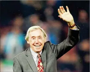  ?? OLI SCARFF/AFP ?? Former England goalkeepr Gordon Banks waves to fans ahead of the League Cup fourth round match between Stoke City and Chelsea on October 27, 2015.