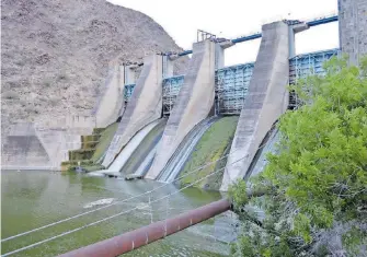  ?? / SAÚL PONCE ?? El nivel del agua está a sólo cuarenta centímetro­s de verter.