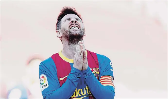  ?? JOAN MONFORT / AP ?? Lionel Messi lamentant-se després d’una ocasió que no va transforma­r en gol ahir a la tarda al Camp Nou