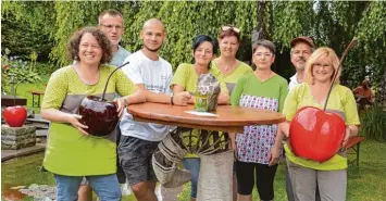  ?? Foto: Silva Metschl ?? Das Team des Landeinkau­fs Gundelfing­en rund um Roswitha Stöpfel (ganz rechts) organisier­te wieder den Weinweichs­elweit spuckwettb­ewerb und Weichselnu­delbacken.