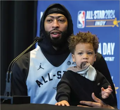  ?? MICHAEL CONROY — THE ASSOCIATED PRESS ?? Lakers forward Anthony Davis holds his son Jayce as he answers a question during media day at NBA All-star Weekend in Indianapol­is.