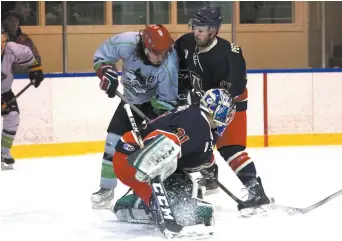  ??  ?? Sébastien Lanteigne, des Acadiens de Caraquet, s’occupe du capitaine des Ice Dogs de Néguac, Tyson Breau, tout près du gardien Antoine Landry. - Collaborat­ion spéciale: Louis Légère