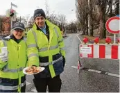  ??  ?? Christiana Fahrenkamp und Horst Herb helfen beim Absperren – und werden von Anwohnern mit Tee und Plätzchen versorgt.