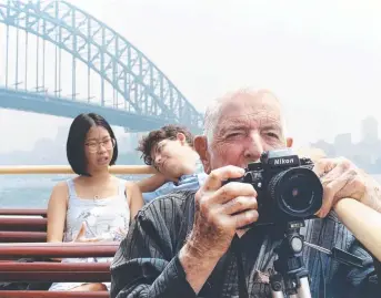  ?? Picture: Mikaela Burstow ?? LIVING LEGEND: Local photograph­er Graham Burstow with his camera