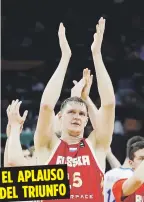  ?? AP / Thanassis Stavrakis ?? Timofey Mozgov festeja el pase de Rusia a las semifinale­s del Eurobasket, tras superar a Grecia. EL APLAUSO DEL TRIUNFO