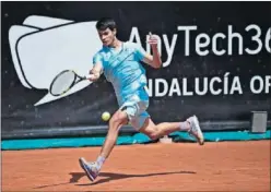  ??  ?? Carlos Alcaraz golpea la bola en carrera ayer en Marbella.