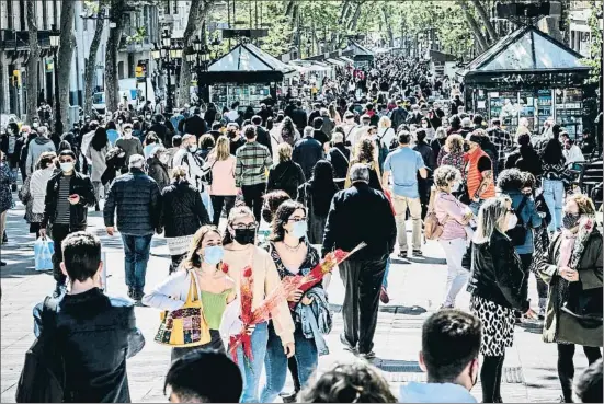  ??  ?? La falta de parades de venda de llibres i roses no va impedir que la Rambla s’omplís com feia més d’un any que no passava