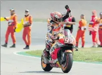  ?? FOTO: AP Y EFE ?? Marc Márquez llegó al parón veraniego con 46 puntos de ventaja en el Mundial sobre Valentino Rossi, que terminó muy contento con la mejora de su Yamaha en Sachsenrin­g, un trazado en el que hace un año el italiano sufrió mucho en carrera