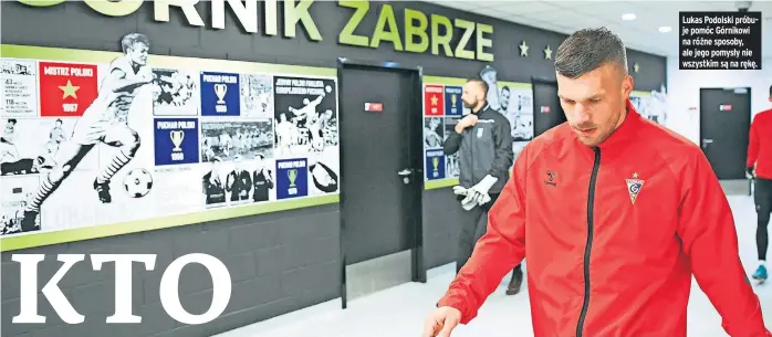  ?? ?? Lukas Podolski próbuje pomóc Górnikowi na różne sposoby, ale jego pomysły nie wszystkim są na rękę.