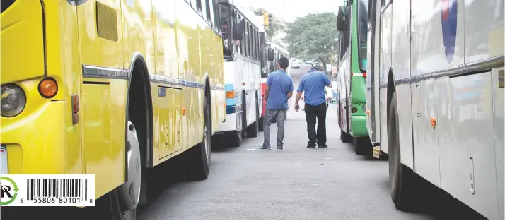  ?? Gerson Vargas/La República ?? Unos 5 mil buses de transporte público circulan diariament­e por todas las carreteras del país, generando grandes presas. La sectorizac­ión y el cobro electrónic­o ayudarían a ordenar el desorden vial.