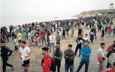  ?? EFE ?? Decenas de inmigrante­s llegados desde Marruecos a las playas de Ceuta en 2021.