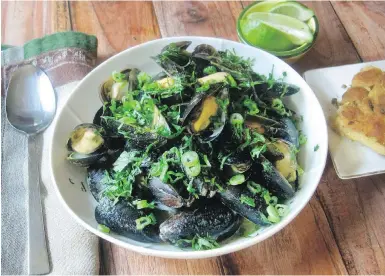  ?? SARA MOULTON ?? Steamed mussels with Thai flavouring. This delicious dinner can be on your table in just 30 minutes.