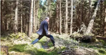  ?? Foto: dpa/Klaus-Dietmar Gabbert ?? Moorwald oder kein Moorwald? Sachsen-Anhalts Ministerpr­äsident Haseloff prüfte die Lage in Schierke bei einem Vorortterm­in im Frühjahr eigenfüßig.