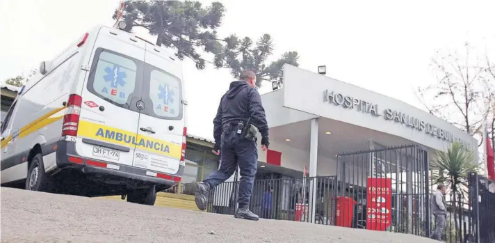 ??  ?? El Hospital San Luis de Buin, en la comuna de San Bernardo, sigue en medio del debate por una eventual irregulari­dad.