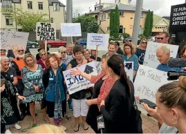  ?? PHOTO: JOHN MCCRONE/STUFF ?? Street meeting: Letterboxe­s Campaign confronts Prime Minister Jacinda Ardern and rebuild Minister Megan Woods.