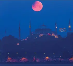  ?? (Ap Photo /Mucahid Yapici) ?? Istanbul La Luna rossa sopra la basilica di Santa Sofia