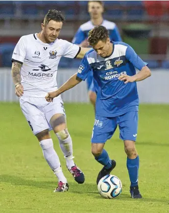  ?? Photos: Kevin Farmer ?? IN CONTROL: South West Queensland Thunder defender Wade Hall shields the ball from his Magpies Crusaders FC opponent.