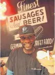  ?? FOTO: DPA ?? Koch Marcus Davis bietet im New Yorker Berlin Currywurst Restaurant deutsches Essen an.