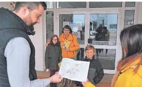  ?? FOTO: THERESA DEMSKI ?? Das Osterheft lädt auch zur Schnitzelj­agd ein: Timo Pickhardt startet mit Tochter Maja und Ehefrau Kristina (v.l.) genauso wie Jenny Thomas mit Sohn Max am GZD.