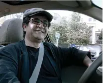  ??  ?? Chauffeur. Frappé d’une interdicti­on de quitter l’Iran, Jafar Panahi utilise le huis clos du taxi comme espace de liberté.