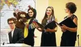  ??  ?? „Live Music Now Weimar“mit Stipendiat­en zu Gast in der Grundschul­e Schöndorf. Für Schulleite­rin Susanne Junkel ist es „der Versuch, die Kinder an die klassische Musik heranzufüh­ren, – live und nicht aus dem Radio“. Neben dem herausrage­nden...